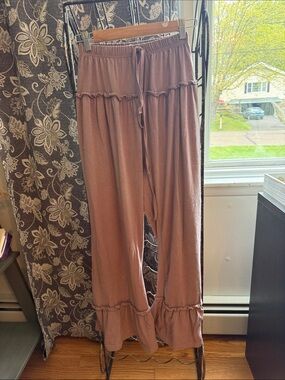 Wide-Leg Ruffle Hem Pants in Mauve